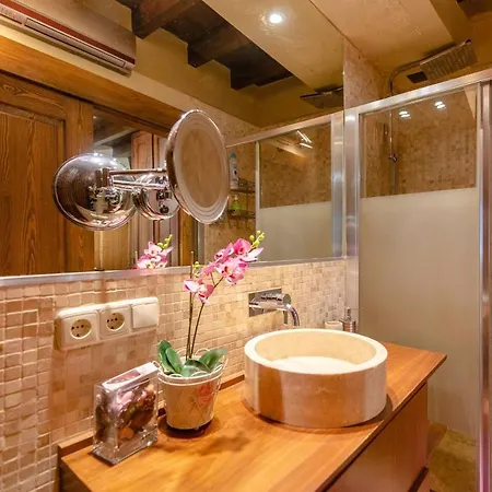 Sleep In Historic Puerta Elvira
