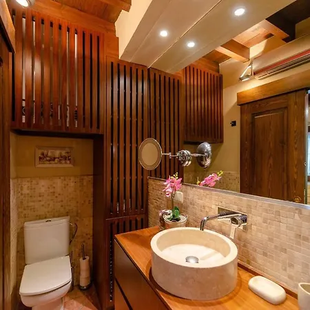 Sleep In Historic Puerta Elvira
